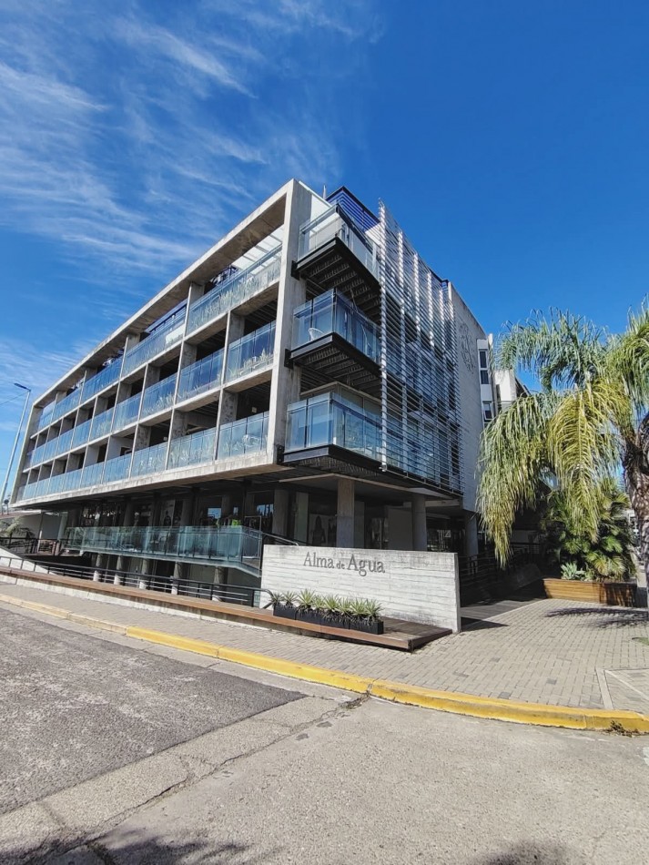 Monoambiente con jacuzzi, piscina, solarium y cochera