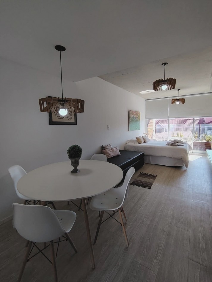 Monoambiente con jacuzzi, piscina, solarium y cochera