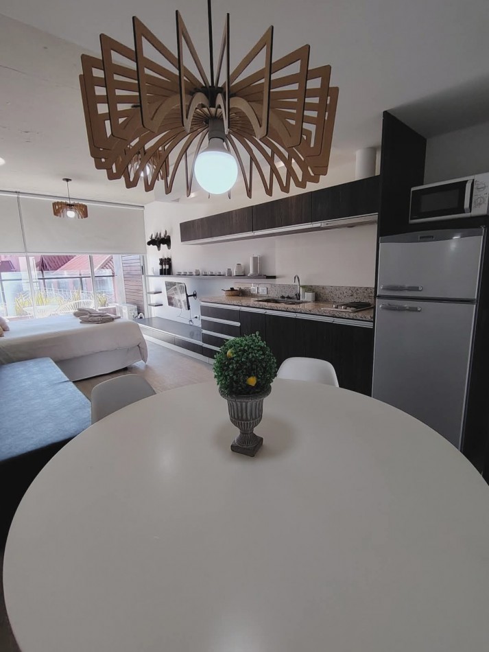 Monoambiente con jacuzzi, piscina, solarium y cochera