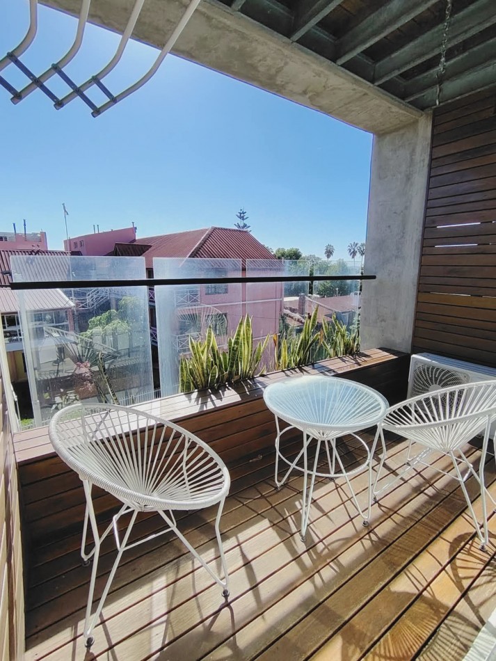 Monoambiente con jacuzzi, piscina, solarium y cochera