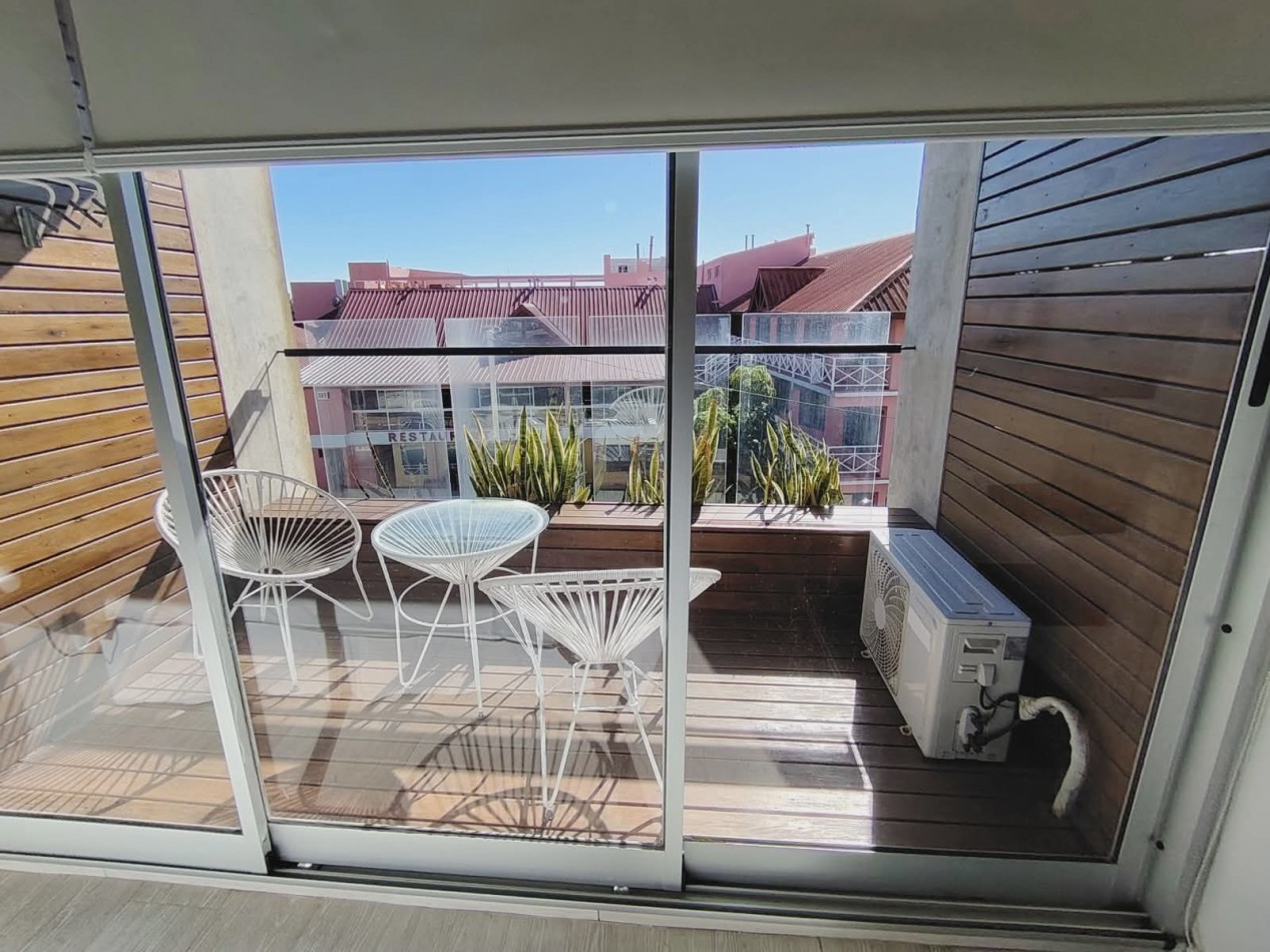 Monoambiente con jacuzzi, piscina, solarium y cochera