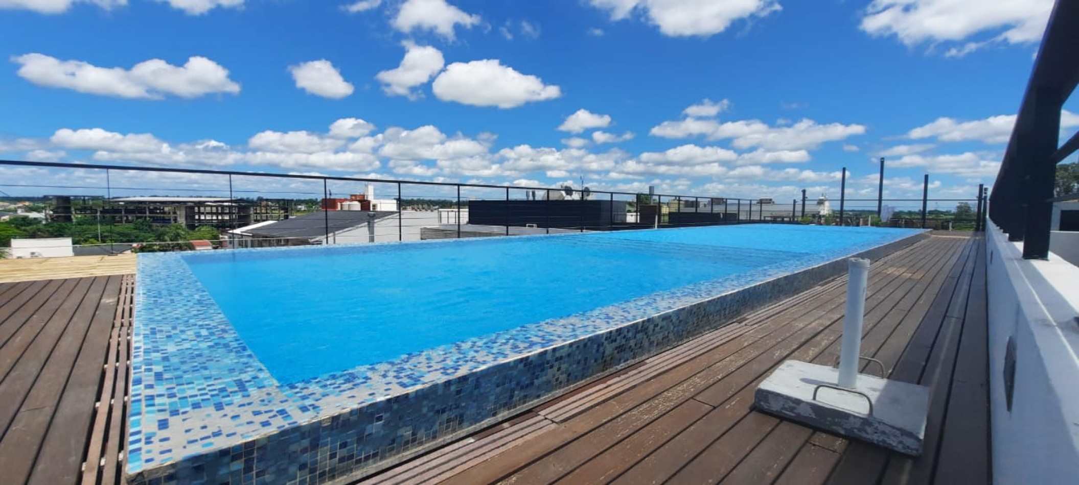 Monoambiente con jacuzzi, piscina, solarium y cochera